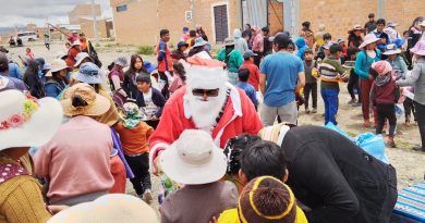 La Navidad llegó a los distritos del municipio de El Alto con regalos y muchas sonrisas