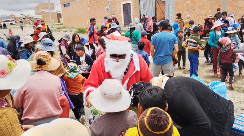 La Navidad llegó a los distritos del municipio de El Alto con regalos y muchas sonrisas