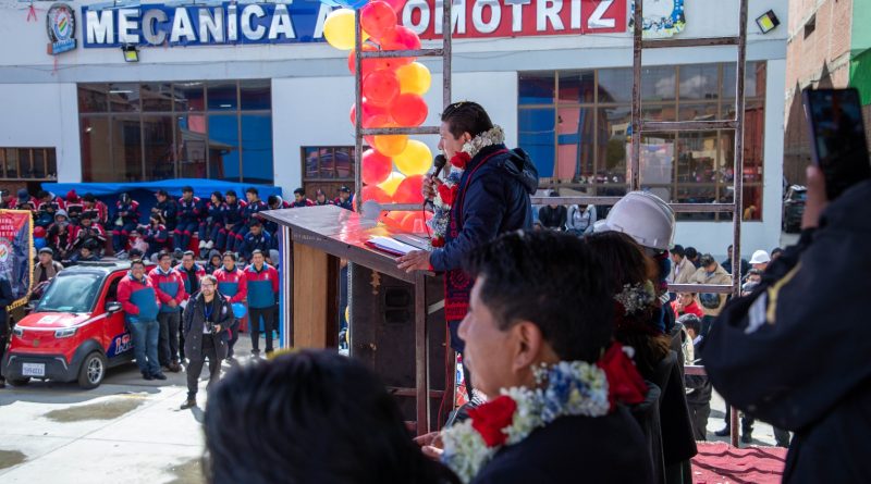 Bloque de aulas y equipos para el Instituto Puerto de Mejillones son los proyectos que da curso el Gobernador paceño