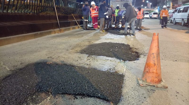 Alcaldía inicia plan de bacheo nocturno e interviene la avenida 6 de Marzo